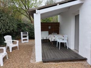 een terras met een tafel en stoelen bij Le clos des cigales les lauriers roses in Le Thoronet