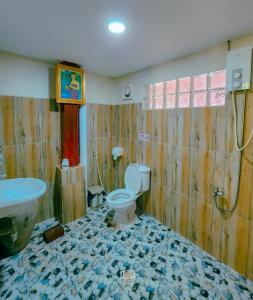 uma casa de banho com um WC, um lavatório e um chuveiro em Nary Garden em Kampot