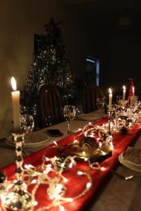 Una mesa de Navidad con velas y un árbol de Navidad en Zhebota garden Tianeti, en Zhebota