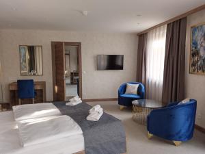 Televízia a/alebo spoločenská miestnosť v ubytovaní Hotel Foldana