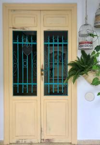 drewniane drzwi z bramą i klatką dla ptaków w obiekcie El Patio del Limonero w mieście Écija