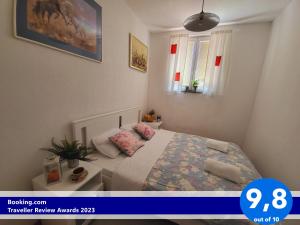 um pequeno quarto com uma cama e uma janela em Apartment Beverly Kožino - by the sea with free parking em Kožino