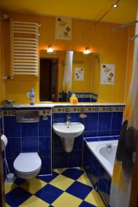 Kúpeľňa v ubytovaní Apartament Julia 1-6 os II piętro z dwoma sypialniami