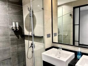 #23 KL towel view twin bed suites @ infinity pool