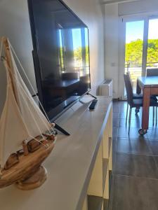 una sala de estar con un barco de madera sobre una mesa en Il posto dell'anima, en Vasto
