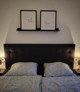 um quarto com 2 camas por cima de uma cama com 2 almofadas em Schöne und ruhige Wohnung direkt an der Mosel em Koblenz