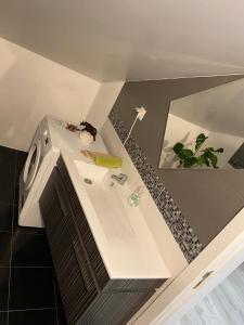 y baño con lavabo blanco y espejo. en Open Home - Lisbon/Almada, en Almada