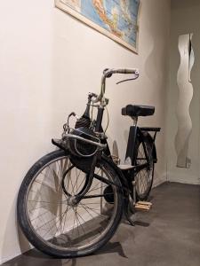 ein Fahrrad an einer Wand in einem Zimmer geparkt in der Unterkunft Appartement vintage in Avignon