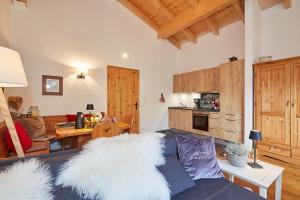 a living room with a couch and a kitchen at Ferienwohnung Dosbach in Reit