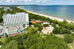 uma vista aérea de um hotel e da praia em Novotel Gdańsk Marina em Gdansk