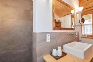 a bathroom with a sink and a mirror at Ferienwohnung Dosbach in Reit