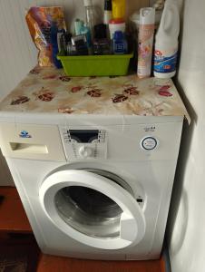 uma máquina de lavar roupa com um balcão em cima em Guest house SONO adress Derbisheva 202 em Karakol