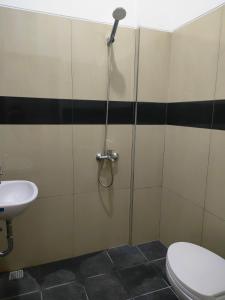パレンバンにあるHiast Syariah Residenceのバスルーム(シャワー、トイレ、洗面台付)