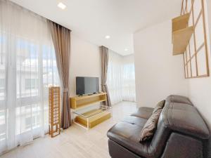 TV a/nebo společenská místnost v ubytování Hinoki Hotel - ONSEN Chiang Mai