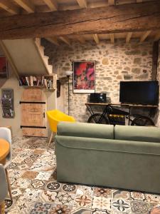 a living room with a couch and a tv at Carcahouse in Carcassonne