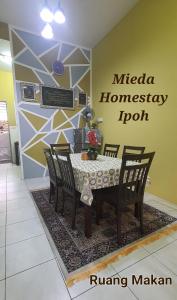 a dining room with a table and chairs at Mieda Homestay Ipoh with WIFI in Chemor