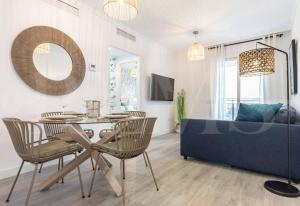 Posezení v ubytování Stylish apartments with balcony & parking near the beach by REMS