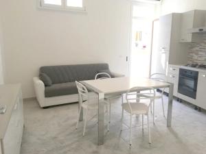 a kitchen and dining room with a table and chairs at Teulada centro in Teulada