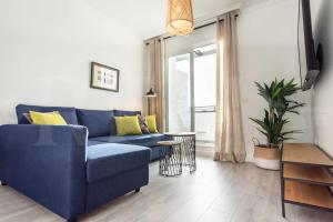 A seating area at Stylish apartments with balcony & parking near the beach by REMS