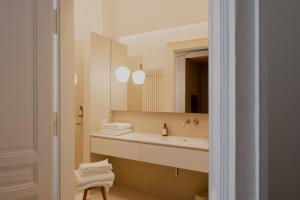 ein Bad mit einem Waschbecken und einem Spiegel in der Unterkunft Das Edith in Stuttgart