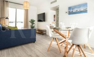 A television and/or entertainment centre at Stylish apartments with balcony & parking near the beach by REMS
