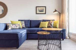 A seating area at Stylish apartments with balcony & parking near the beach by REMS
