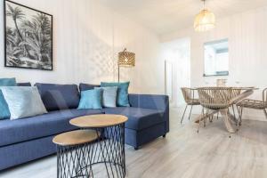 Posezení v ubytování Stylish apartments with balcony & parking near the beach by REMS