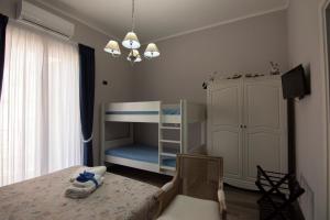 een slaapkamer met een stapelbed en een wieg bij B&B Grazia in Capua