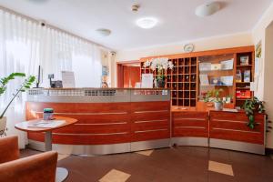 a bar in a restaurant with a table and chairs at Hotel Grand Felix in Kraków
