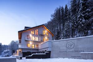 un edificio en la nieve con un cartel delante en Hillpark Krkonoše, en Vítkovice