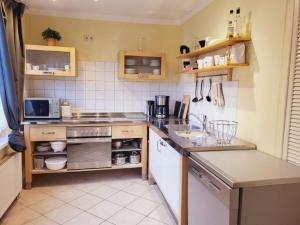 eine Küche mit einer Spüle und einem Herd Top-Backofen in der Unterkunft Appartementhaus Residenz Duenengarten in Kühlungsborn