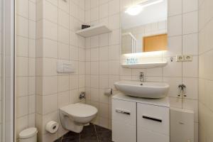 キュールングスボルンにあるYachthafenresidenz-Wohnung-9309-906の白いバスルーム(トイレ、シンク付)