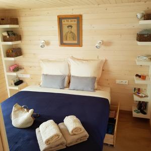 Le Domaine Des Anges, écolodge في Thenay: غرفة نوم عليها سرير وفوط