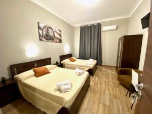 ein Hotelzimmer mit 2 Betten und einem Stuhl in der Unterkunft Golden Milano Hotel in Mailand