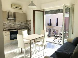 a kitchen and living room with a table and chairs at Teulada centro in Teulada