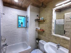 uma casa de banho com uma banheira branca e um lavatório. em Cazorla Paraíso Resort em Cazorla