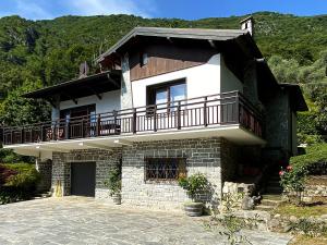 una casa con balcón en la parte superior en Casa Pescarino con vista lago e idromassaggio, en Oliveto Lario