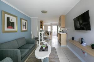 Johannesburg的住宿－Radstays - 43 Madison Palms，客厅配有沙发和桌子