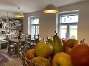 una cesta de manzanas y peras sobre una mesa en Traubengarten Winkler, en Niederhollabrunn