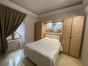 una camera da letto con un letto e un dipinto sul muro di Ambasada Suite a Roma