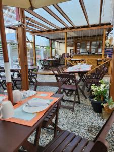 una zona de comedor al aire libre con mesas y sillas en Nosso Cantinho Canasvieiras en Florianópolis