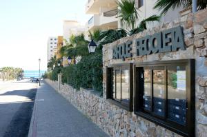 een gebouw met een bord aan de straatkant bij Parque Recoleta 2 PISCINAS - CERCA DE PLAYA in Punta Prima