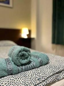 Posteľ alebo postele v izbe v ubytovaní A14 Parliament Sunflower Cozy Apartment