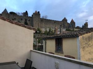 - une vue sur un bâtiment avec un château en arrière-plan dans l'établissement Carcahouse, à Carcassonne