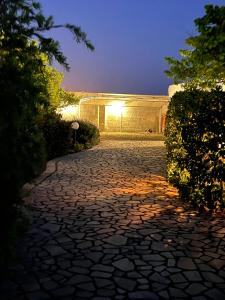 brukowany chodnik w nocy z budynkiem w obiekcie Villa Eugenia in Campomarino di Maruggio, Puglia - casa vacanze w mieście Campomarino