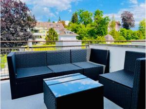 un patio con 2 sillas y una mesa en el balcón en Hawa Apartment - two balcony - by PA en Luzern
