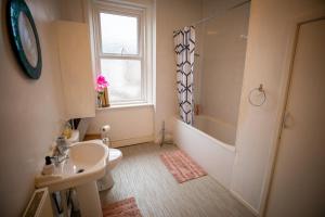 ein Bad mit einem Waschbecken, einem WC und einer Dusche in der Unterkunft Lovely Apartment in Old Walker