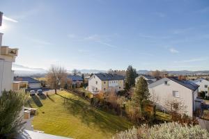 una vista aérea de un barrio residencial con casas en Ferienwohnung Kratzer, en Waltenhofen