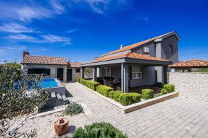 Bazén v ubytovaní Villa Enna with heated pool, Zadar alebo v jeho blízkosti