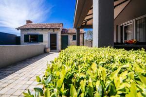 Zahrada ubytování Villa Enna with heated pool, Zadar